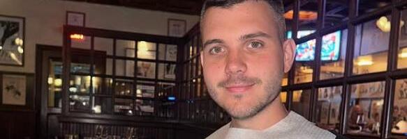 SIN LEPE BRENE POKAZAO KAKO SPREMA SLAVU I ove godine je glavni u kuhinji, sad se snimio u dvorištu vile kao pravi domaćin (FOTO)