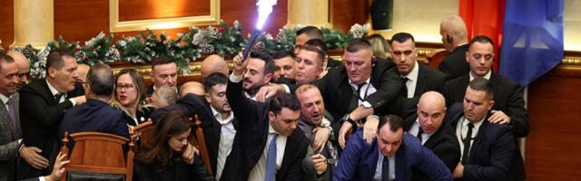 Poslanici palili BAKLJE: Haos u albanskom parlamentu (VIDEO)