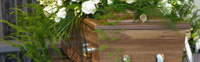 OVAJ PREDMET NIKAKO NE STAVLJAJTE U SANDUK SA POKOJNIKOM! Ovo su stvari koje ne smete čuvati posle sahrane: Odmah ih se otarasite!