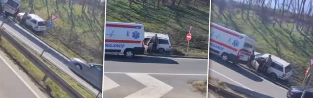 Automobil sleteo s puta: Nesreća kod Malog Požarevca, Hitna pomoć na terenu (VIDEO)