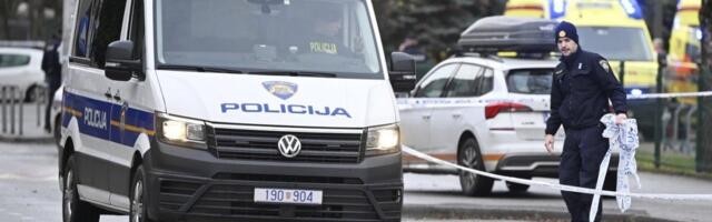 BMW se zakucao u tramvajsku stanicu: Hitna prevezla povređene u bolnicu