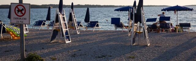 RIZIK U PLIĆAKU! Posetioci plaže na Jadranu zatečeni prizorom koji svima može da POKVARI LETOVANJE