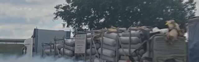 VOZAČ UMRO NAKON JEZIVOG UDESA KOD STARE PAZOVE! Bio zarobljen u smrskanoj kabini, a sve pretilo da eksplodira!