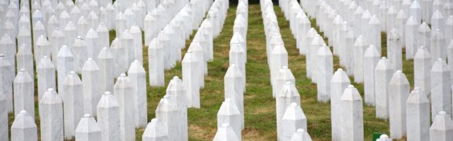 U tišini ostaju bijeli nišani kao podsjetnik na strahote genocida u Srebrenici