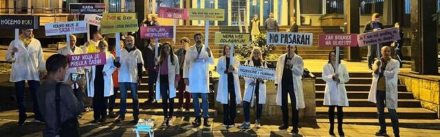 Pacijetni Paunove održali protest u lekarskim mantilima