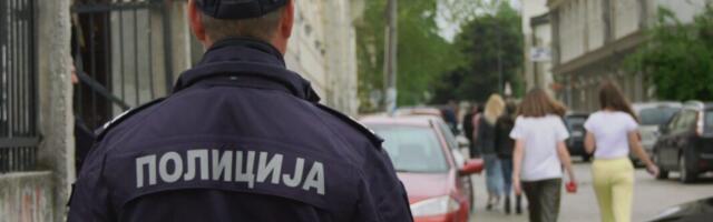 Policija u automobilu žene zatekla gotovo 3000 paklica cigareta bez markice