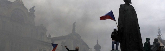 Eksplozija besa u Pragu: Česima prekipelo zbog mera vlade, žestoko se sukobili sa policijom (VIDEO)