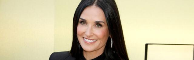 Demi Mur u providnoj haljini BEZ DONJEG veša: Izgleda kao AVION (VIDEO)