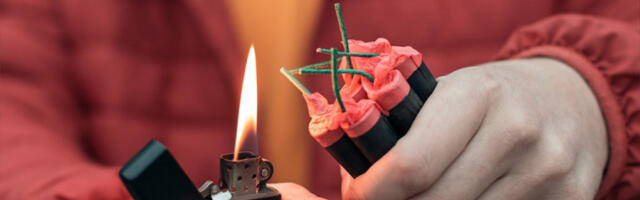 DEČAKU AMPUTIRANA DVE PRSTA! Novi detalji nesreće - EKSPLODIRALA MU PETARDA U RUCI!