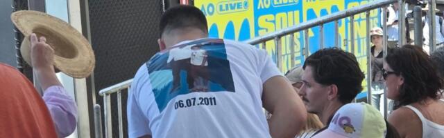 Navijač Đokovića došao na AO sa zanimljivom majicom i likom njih dvojice: "Naterao" i devojku da je nosi!