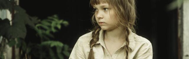 Stidljivo otvorila košuljicu i pokazala rezove nožem po trbuhu: Maloj Vranjanki (10) su bugarski vojnici zaklali majku i oca, niko ne zna kako je preživela