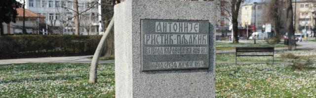 Ukrali vojvodinu bistu tešku 200 kila: Policija traga za vandalima