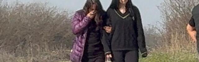 MAJKA I SUPRUGA DRAGANA LAZIĆA JECAJU ISPRED KUĆE U BRESTAČU: Branka ne može da dođe sebi, drži se za glavu, porodica je grli - Ekskluzivne fotografije