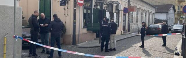 PRVE SLIKE LOKALA NA KOJI JE BAČENA BOMBA! Od siline detonacije na pivnici su popucala stakla, tragovi gelera vidljivi su svuda po ulazu! (FOTO)