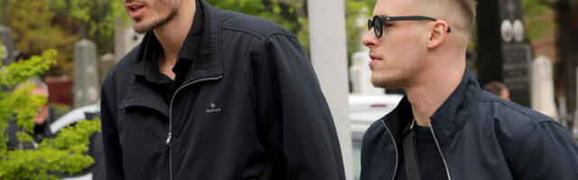 GROBARI USIJALI MREŽE ZBOG PETRUŠEVA! Bio na sahrani Vujoševića - jedni ga slave, a drugi pljuju ZBOG OVOG DETALJA!