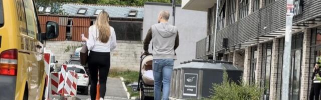(PAPARACO) Prvi put u javnosti sa ćerkom: Aca Sofronijević i Kosana izveli bebu u šetnju