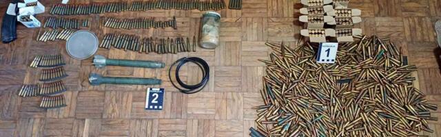 Držao arsenal oružja u stanu: Uhapšen deda u Nišu