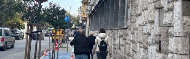 Skele otišle, odmah stigla iscrtana parking mesta – a sve čekajući odgovor da li je zgrada bezbedna