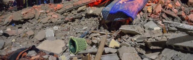 Dve zgrade se srušile kao kula od karata: Više od 19 mrtvih, među ruševinama i deca (FOTO/VIDEO)