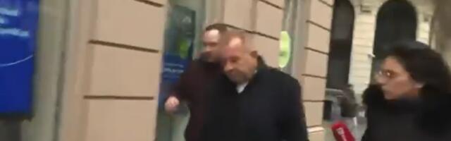 Небојша Бојовић испред зграде Ректората