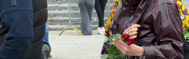 Navijači Partizana čekaju u redovima da se upišu u knjigu žalosti: Cveće, tuga i suze zbog Duška Vujoševića ispred Arene /GALERIJA/