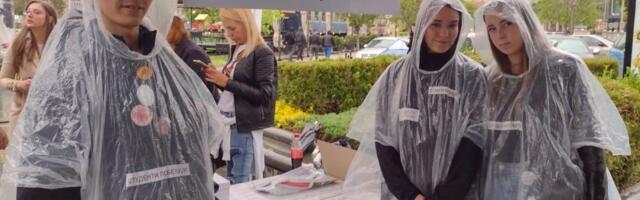 Više nalepnica na banderi nego što je na njoj „registrovano” SNS glasača iz Republike Srpske: Akcija „Studenti pobeđuju” u Kragujevcu (FOTO)