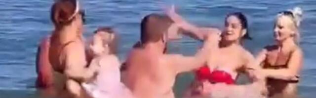 Haos na poznatoj plaži u Crnoj Gori: Tuča žena pred turistima, dete ostalo samo u moru (VIDEO)