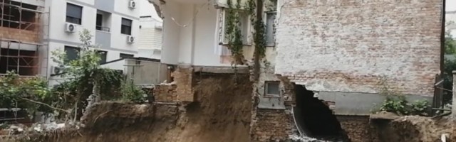 (FOTO, VIDEO) PRVE SLIKE SA LICA MESTA: Evo kako izgleda urušena zgrada na Vračaru, stanari se EVAKUIŠU!