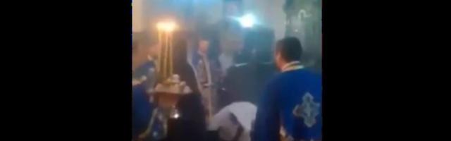 I sveštena lica imaju loše dane - Vladika iz Vojvodine tokom služenja liturgije naleteo na sto, pa ga deganžirao ka oltaru