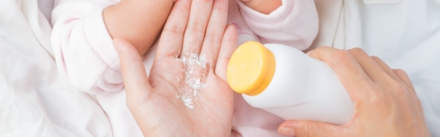 Poznati bebi puder se povlači iz prodaje usled optužbi da sadrži kancerogene materije