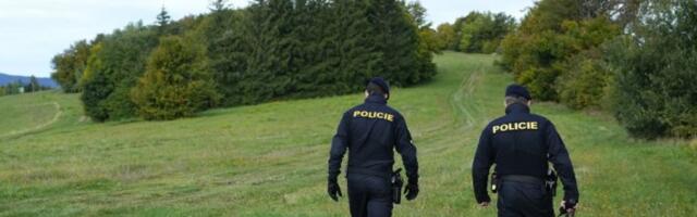 MEĐU ŽRTVAMA I DETE! Policija ih zatekla mrtve u šumi! ŽENA ŠETALA, NIJE NI PRETPOSTAVILA ŠTA SE DEŠAVA NEDALEKO OD NJE!