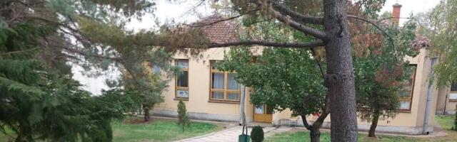 Nema grejanja, plafon prokišnjava, slavine suve: Đaci u Merošini bez osnovnih uslova za nastavu
