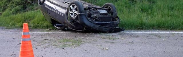 JEZIVE SLIKE UDESA KOD TUTINA! Automobil demoliran, povređena maloletnica van životne opasnosti