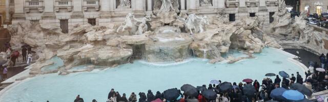 Da biste bacili novčić u rimsku fontanu Di Trevi moraćete da platite 2 evra