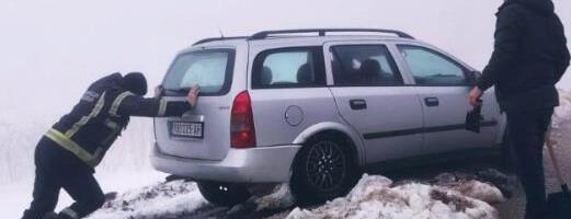 Bez izuzetka! Policija i vatrogasci uz građane: Na terenu širom Srbije, gde god da je potrebno (foto)