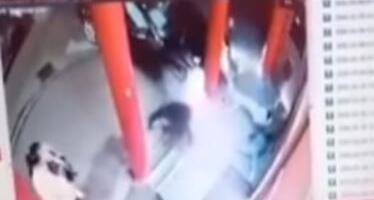 UZNEMIRUJUĆI VIDEO! "AUDI" IZGUBIO KONTROLU I POKOSIO KOLICA S BEBOM! Snimak stravične nesreće u Smederevu: Povređene dve žene, dete hitno prebačeno u bolnicu!