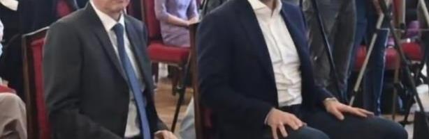 ĐOKIĆ ŠURUJE S VLAŠĆU KAD MU ODGOVARA: Dva lica rektora - ovako je sedeo uz rame Šapiću i zahvaljivao se vlasti, a onda poziva blokadere na nasilje?! (FOTO)