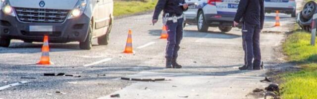 AUTOMOBIL ZGUŽVAN KAO DA JE OD PAPIRA! Žestok sudar u selu Pakovraće kod Čačka,  dve osobe prevezene u Opštu bolnicu (FOTO)