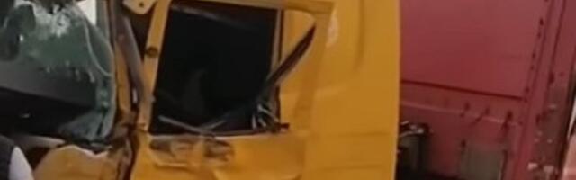 Kamion se zakucao u autobusko stajalište (VIDEO)