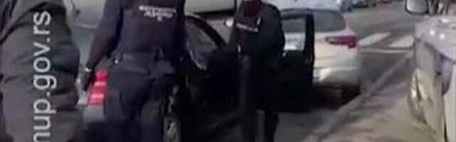 GO MUŠKARAC LEŽERNO ŠETAO ULICAMA KRAGUJEVCA Građani pozvali policiju!