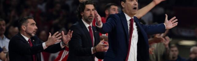 Užas za Zvezdu, povredio se košarkaš: Morao da napusti Arenu (VIDEO)