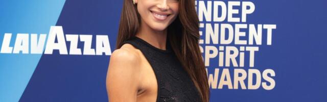 Ćerka Sindi Kraford bez brushaltera na crvenom tepihu: Manekenka pokazala sve u čipkanoj haljini i minijaturnom donjem vešu!