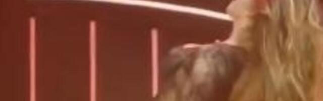 U 56. IZVELA PRLJAVI PLES NASRED BINE! Pevačica pala na kolena pa ZAVRTELA - snimak napravio LOM NA MREŽAMA