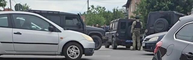 Opsadno stanje u Putincima: Žandarmerija i SAJ u punoj opremi češljaju svaki pedalj ovog mesta (FOTO)