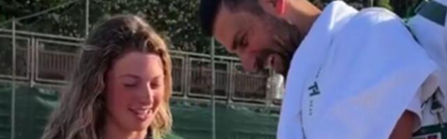 Novak Đoković se izvinio devojci na Vimbldonu, pričao joj o Srbiji i pokazao da je pravi gospodin