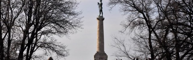 POZNATO STANJE DEČAKA (15) KOJI JE SINOĆ PAO SA KALEMEGDANA!