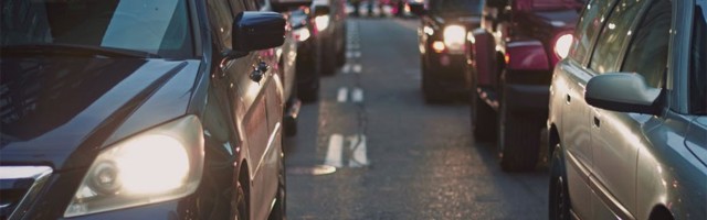 Ne koristite mobilni dok vozite ALI STVRNO