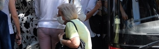 Muškarac ušao u gradski prevoz, svi mislili da nosi masku, a onda je zmija počela da se pomera