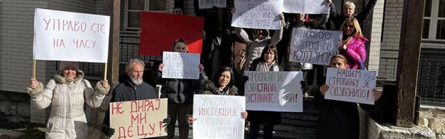Protest ispred OŠ “Dimitrije Tucović” u Čajetini