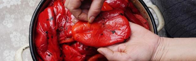 Pečene paprike bez muke: Trik koji skida ljusku dok trepnete